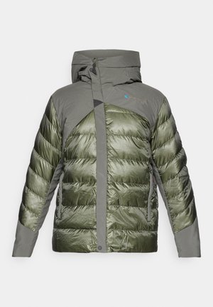 Giacca verde a girocollo con cappuccio, caratterizzata da un mix di tessuti lucidi e texture, chiusura con zip e logo sulla zona del petto.