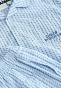 Ensemble de pyjama à rayures bleu clair avec haut à boutons et bas à taille élastique, brodé du logo "Baker by Ted Baker".