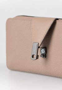 Portafoglio in pelle beige con superficie texture, dotato di chiusura a patta magnetica e tirazip in argento con dettaglio del marchio.