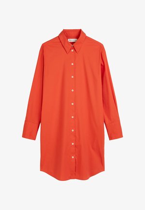 Chemise rouge à manches longues en tissu lisse, dotée d'une patte de boutonnage, d'un col classique et d'un ourlet droit.