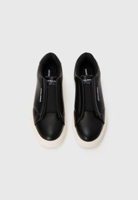 Crni cipelice na slip-on s gornjim dijelom od teksturirane kože, elastičnim detaljima sa strane i kremasto-bijelim gumenim potplatom. Sadrži logo na ulošku.