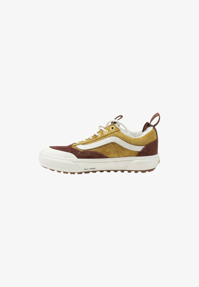 Sneaker stringato con tomaia in suede marrone e pelle gialla, dettagli bianchi e suola in gomma testurizzata. Presenta un passante sul tallone.