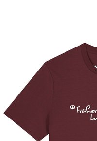 Bordeauxrood T-shirt met korte mouwen, met witte Duitse tekst "Früher war alles besser" gedrukt op de voorkant.