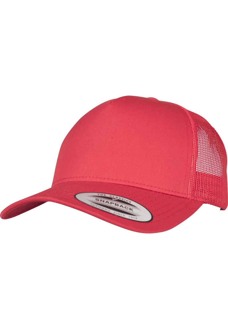 Rød snapback-cap med en solid frontpanel og mesh-bagdel. Har en buet skygge og et vævet mærke foran.