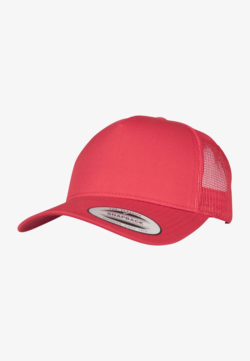 Căciulă snapback roșie cu panou front solit și spate din plasă. Prezintă un vizor curbat și o etichetă țesută pe față.