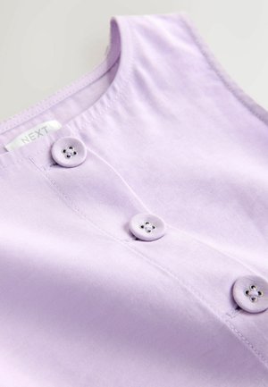 Vyriškas violetinis be rankovių pagamintas iš lygaus audinio, su dviem audiniu dengtais mygtukais su mažomis skylutėmis, siuvinėtu kaklo apvadu ir tvarkingomis siūlėmis.