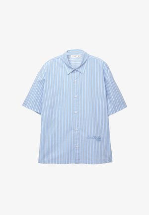 Kortærmet knap-op skjorte i lyseblå med hvide lodrette striber. Har en klassisk krave og diskret broderet detalje ved kanten.