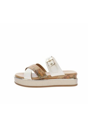 Sandale à plateforme blanche avec brides croisées, détail imprimé carte beige et boucle réglable sur semelle épaisse rembourrée.