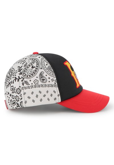 Czapka baseballowa z czerwoną daszkiem, czarnym frontowym panelem z kolorową naszywką "M" oraz bocznymi panelami w białe wzory bandany w paisley.