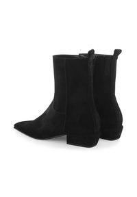 Zwarte suède enkellaarzen met een puntige neus, lage blokhak en zijritsen; gladde textuur met minimale details.