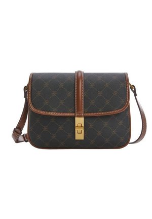 Rechthoekige donkerbruine crossbodytas met een patroonoppervlak, bruine leren afwerking, verstelbare schouderriem en goudkleurige gesp sluiting.