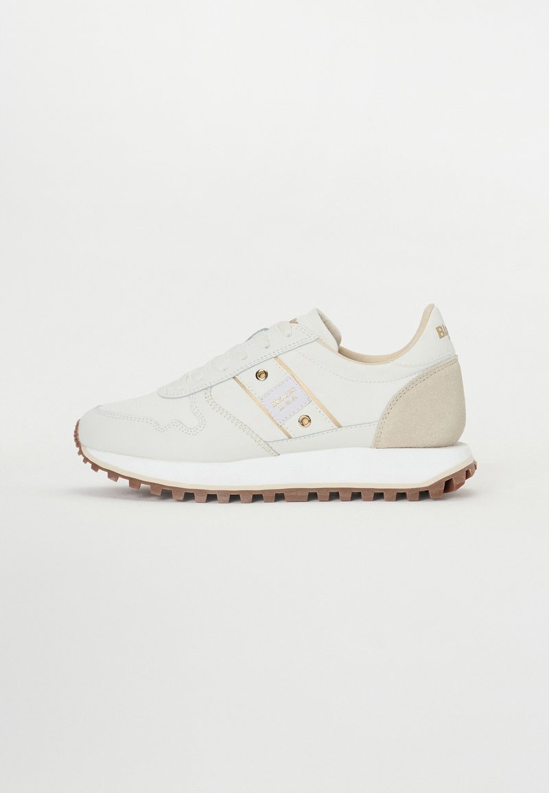 Sneaker bianco con tomaia in pelle, accenti testurizzati, strisce rosa e oro e suola in gomma con un motivo di grip testurizzato.