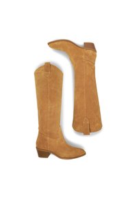 Beżowe zamszowe kozaki do kolan z lekko zaokrąglonym noskiem, niskim, stożkowym obcasem, dekoracyjnym przeszyciem i pętelkami u góry ułatwiającymi zakładanie.