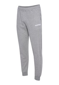 Graue Sweatpants aus weichem Material mit einem elastischen Bund, schmal zulaufenden Bündchen und einem weißen "HUMMEL"-Logo am linken Bein.