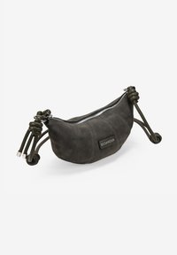 Bolso de mano de ante gris oscuro con forma curva, que presenta un cierre de cremallera y acentos de asa anudada. La etiqueta de la marca está adjunta en la parte frontal.
