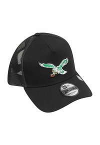 Schwarze verstellbare Kappe mit Mesh-Rückseite, die auf der Vorderseite ein gesticktes grünes Adler-Logo zeigt. Gebogener Schirm, strukturiertes Design.