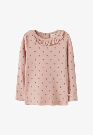 Dugih rukava majica od rebrastog ružičastog materijala s malim uzorcima maroon balona na vrući zrak i detaljem s volanima oko vrata.