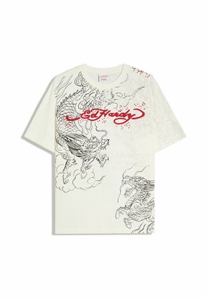 Weißes T-Shirt mit schwarzen Drachenskizzen und roter Schrift "Ed Hardy" auf der Brust, kurzen Ärmeln und rundem Ausschnitt.