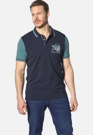 Marineblaue Poloshirt mit türkisfarbenen Ärmeln, ausgestattet mit einem Kragen, gestickten Grafiken und Streifenakzenten am Kragen. Lässige Passform mit kurzen Ärmeln.