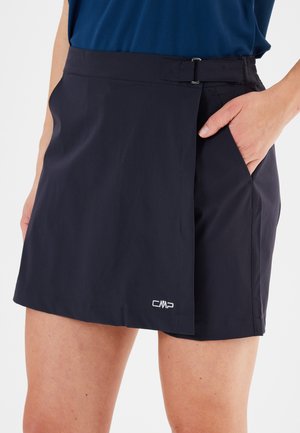 Marinblå skort i lättviktig kvalitet. Har en sidoficka, bälteshällor med silverfästen och broderad CMP-logga på fållen.