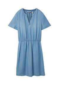 Lichtblauwe denim jurk met korte mouwen, een V-hals en een elastische taille. Zachte textuur zonder zichtbare patronen of hardware.