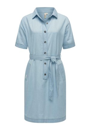 Jasnoniebieska sukienka koszulowa z krótkim rękawem, kołnierzykiem, guzikami z przodu, dwoma bocznymi kieszeniami oraz paskiem wiązanym w talii.