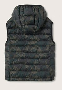 Mouwloze puffer vest met aangesloten capuchon, donker groen en zwart camouflagepatroon, horizontale doorstikking, gezien vanuit de achterkant.