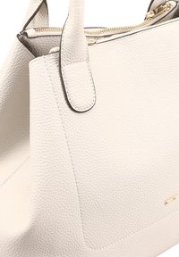 Witte leren handtas met een gestructureerde oppervlakte, voorzien van gouden hardware, een ritsluiting en een strakke vormgeving. Biedt dubbele handvatten voor het dragen.