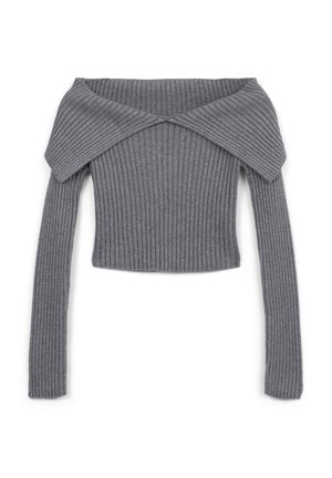 Grauer gerippter Strickpullover mit schulterfreiem Design, langen Ärmeln und breitem gefaltetem Kragen, flach auf einem weißen Hintergrund liegend.