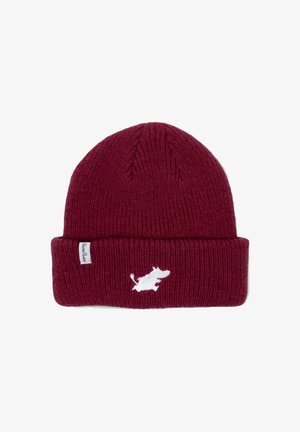 Burgundin värinen nuhruinen pipo taitetulla reunalla, jossa on pieni valkoinen hyppivän eläimen siluetti ja kangasmerkki sivussa.