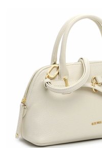 Bolso texturizado color crema con cremallera dorada, herrajes, doble asa y logotipo SUR FREY grabado en la parte frontal.