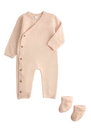 Lysebeige langærmet babyheldragt med sideknapper og flæsekant, kombineret med matchende bløde futter, lagt fladt på en hvid baggrund.