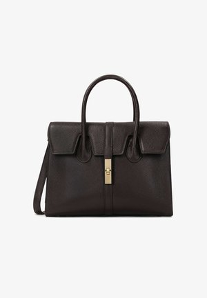 Bolso de mano de cuero marrón con un acabado texturizado, forma estructurada, asas superiores dobles y un cierre de aro en tono dorado en el centro.