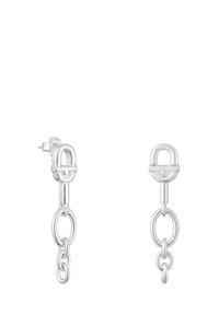 Silberne Creolen mit verknüpftem Kettendesign und Stecker-Verschluss. Glatte Textur und minimalistische geometrische Formen.