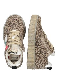 Leopardenmuster Sneakers mit beigem Textil-Obermaterial, glitzernder Plattformsohle, gepolstertem Zungenbereich, goldenen Schnürsenkeln und seitlichem Reißverschlussdetail.