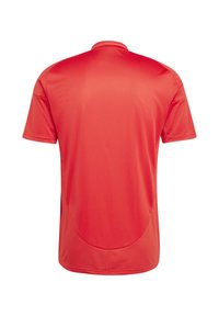Rotes Sporttrikot aus weichem, leichtem Stoff. Es hat einen klassischen Kragen, kurze Ärmel und einen abgerundeten Saum auf der Rückseite.