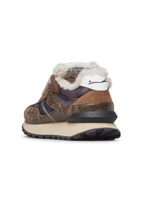 Sneaker marrone e beige con pelle testurizzata, suola nera, morbida fodera interna bianca e una toppa bianca sul tallone con un semplice design nero.