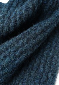 Écharpe tricotée en bleu foncé avec des touches de vert. Tissu doux et texturé avec un motif côtelé sur l'ensemble. Convient aux temps froids.