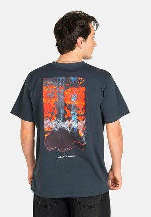 REELL x KARSKIONE - Print T-shirt - sea blue