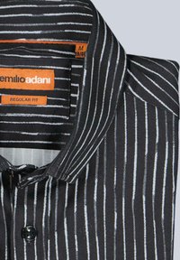 Schwarz-weiß gestreiftes Hemd in regulärer Passform mit Knopfverschluss, Kragen und Innenetikett mit orangefarbenen Akzenten.