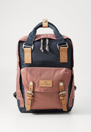 Sac à dos présentant un design bicolore en tissu rose et marine, avec des accents en cuir, des bretelles ajustables et une poche frontale avec des boucles.