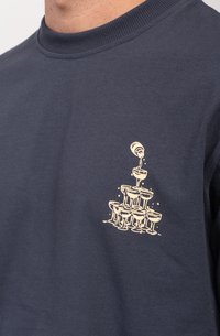 Donkerblauwe crewneck sweatshirt van katoen, met een crèmekleurige graphic van opgestapelde glazen met een uitschenkende fles op de borst.
