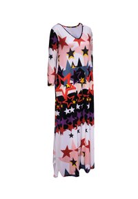 Vestido largo con un patrón de estrellas multicolor en tonos rosa, rojo, negro y púrpura. Confeccionado en una tela suave, con escote en V y mangas de tres cuartos.