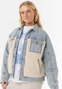 Denimjakke med beige shearling-paneler, knaplukning og lommer, med en lys blå vask og en afslappet pasform.