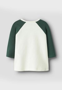 Weißes T-Shirt mit dunkelgrünen Dreiviertelärmeln und Rundhalsausschnitt, das eine glatte Textur und ein schlichtes Design aufweist.