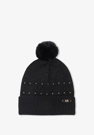 Gorra de punto negra con un suave pompón en la parte superior, que presenta un puño acanalado, tachuelas decorativas plateadas y un pequeño acento de logo.