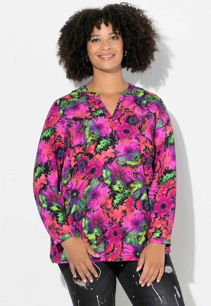 Langærmet blomsterbluse med et livligt mønster i pink, grøn og sort, V-hals design og en afslappet pasform. blød tekstur.