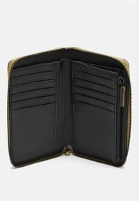 Portefeuille en cuir noir avec fermeture éclair, plusieurs emplacements pour cartes et un compartiment à pièces zippé. L'intérieur présente une texture lisse et des bords renforcés.