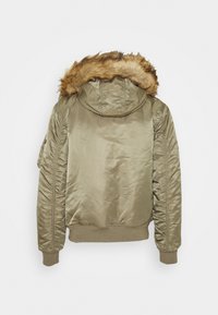Giacca bomber verde oliva con cappuccio rimovibile foderato in pelliccia marrone, polsini e orlo a coste e tasche laterali; finitura del tessuto liscia e lucida.