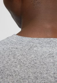 Selected Homme SLHBERG CREW NECK - Športni pulover - light grey melange